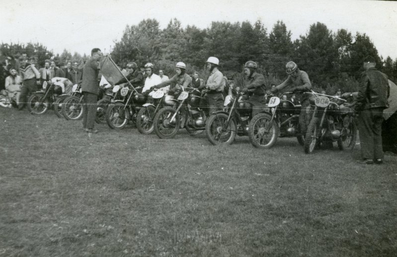 KKE 4333.jpg - Motocrossy z udziałem Tadeusza Giedrojcia.